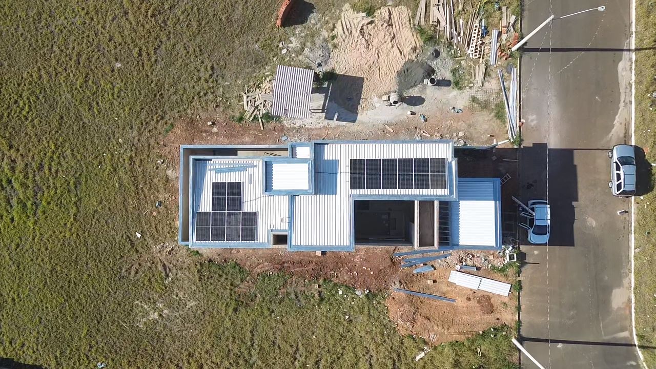 Obra de instalação fotovoltaica em imóvel em construção