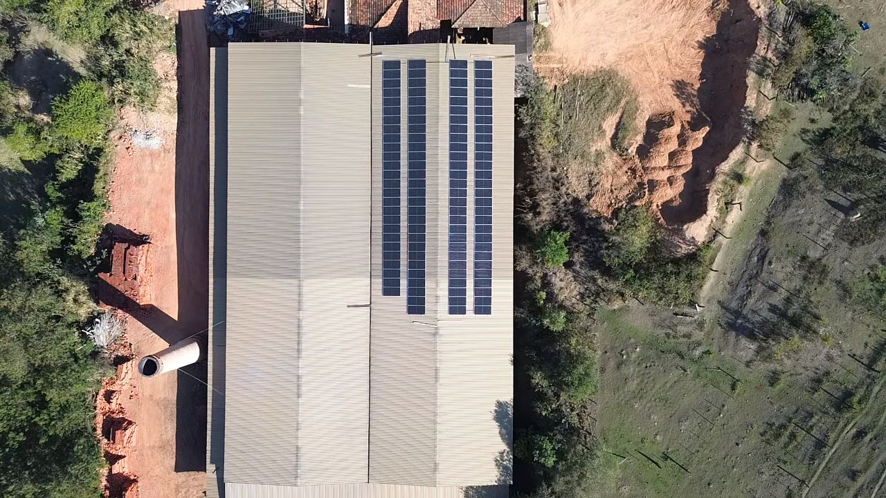 Projeto fotovoltaico industrial com módulos em telhado metálico