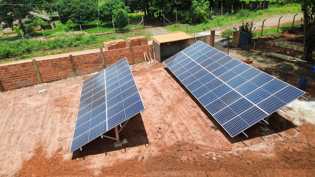 Instalação fotovoltaica em solo, área rural